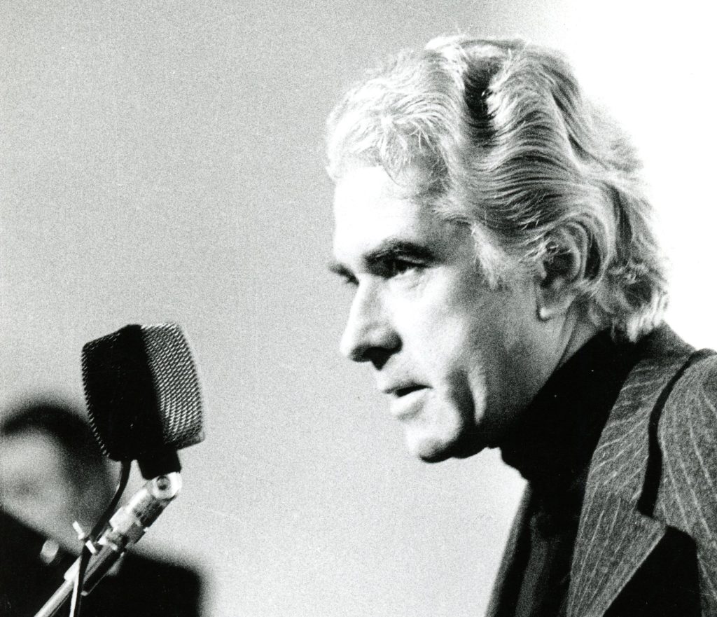 Giorgio Strehler, autore del libretto della «Porta divisoria», tratto da «La metamorfosi» di Franz Kafka (Foto Maria Mulas, Milano) Civico Museo Teatrale "Carlo Schmidl" - Fondo Giorgio Strehler